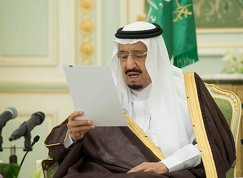 بالصور.. خادم الحرمين يستقبل وزير الإسكان ويؤكد: توفير السكن للمواطن محل اهتمامي الشخصي