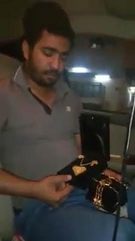 مقيم يمني يعيد مجوهرات تقد​ر​ بـ10 آلاف ريال لصاحبها بعد أن تركها بسيارته