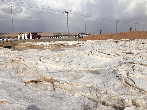 بالفيديو والصور.. "كثبان البرد" تجذب أهالي "حريق شقراء"