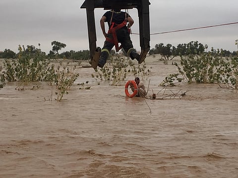 شاهد.. كيف أنقذت سيول "وادي الخرمة" أحد المحتجزين بقاع بئر