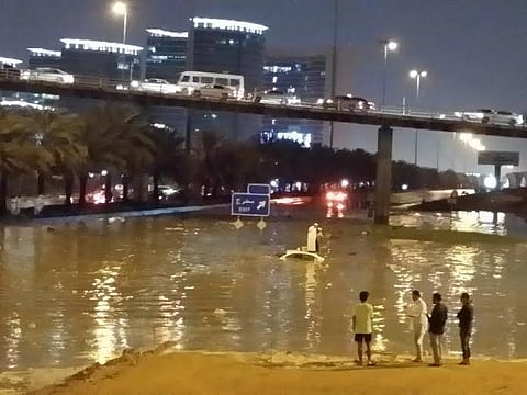 أمطار الرياض.. احتجاز ٤٩ مركبة وإنقاذ ٧٦ شخصًا