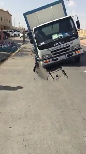 بالفيديو.. انهيارات أسفلت في "مغرزات الرياض" عقب الأمطار