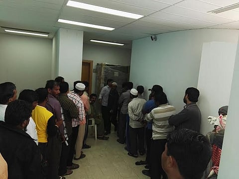 تَكَدّس عمال بلدية شقراء لاستلام الرواتب يدوياً يُربك المراجعين