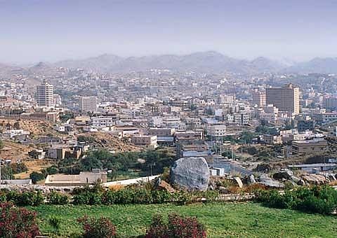 مكتب العمل في أبها يتفاعل مع مقطع مسح مواطنة لبلاط محل تجاري