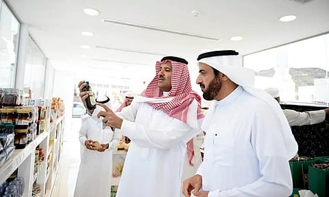 "أمير المدنية" و"وزير التجارة" يستعرضان المنتح المحلي للمنطقة