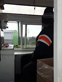 أمانة عسير: بائع الآيسكريم عليه جملة مخالفات.. سوء نظافة وغير مرخص