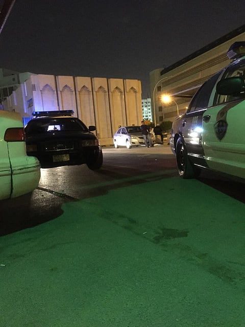 "مخمور" يحمل سلاحًا.. يثير الرعب في "بطحاء الرياض" ويصطدم بعددٍ من المركبات