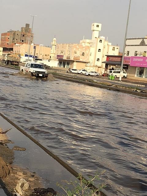 شاهد... أمطار الدقائق المعدودة تفشل مشاريع التصريف وتتسبب بتجمعات للمياه بمكة