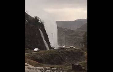 شاهد.. انفجار خط أنبوب المياه بوادي مشنية بالباحة