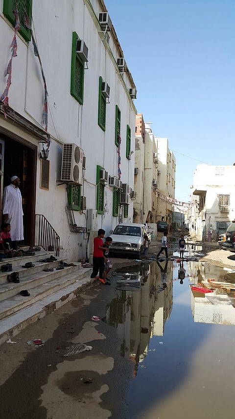 مياه الصرف الصحي تحاصر مسجدًا بـ"سبيل" جدة