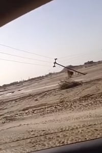 مواطن يوثق.. عمود كهرباء آيل للسقوط بوسط وادي بيشة‎