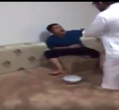 مواقع التواصل تتناقل مقطع لـ "تعنيف ابن على يد أبيه"