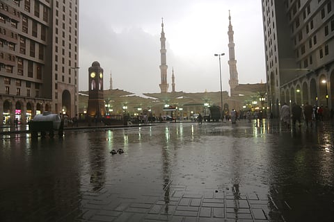 هطول أمطار على المدينة وسط استنفار الجهات المعنية