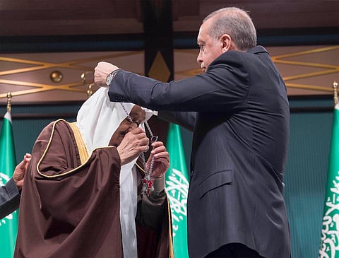 بالفيديو.. أردوغان يقلد خادم الحرمين أعلى وسام تركي.. والملك: ليس تكريماً  لي بل للسعودية حكومة وشعباً