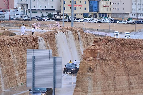 أمطار الرياض: غرق طرق.. احتجاز مركبات.. اتجاه لتعليق الدراسة