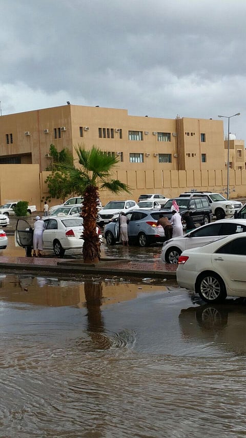 شاهد .. الأمطار تغمر شوارع جازان وتقطع الكهرباء .. "المدني" يحذّر والدراسة تستمر