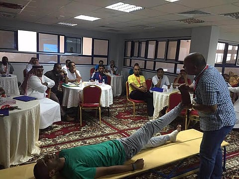 تعليم القنفذة" ينفذ دورة في إصابات الملاعب والإسعافات الأولية