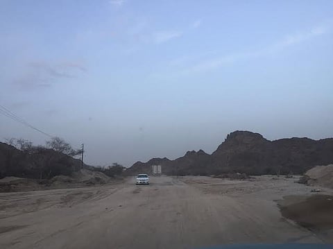 مواطن يوثق آثار السيول وانتشار الصخور والأتربة بطريق "ترج" بيشة