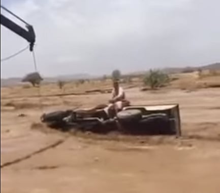 بالفيديو ... "مدني تثليث" ينقذ مواطنًا في وادي الثقن بـ"ونش" وطوق النجاة