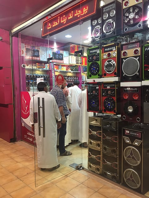 مكة.. "توثيق البصمة" بين تهرُّب مكاتب الاتصالات وجشع محال الجوالات