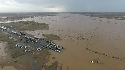 بالصور.. أمطار غزيرة على الخرمة.. والسيول توقف حركة المسافرين