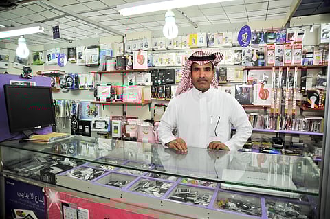 شاب سعودي: محلات صيانة الجوالات "دجاجة تبيض ذهباً"
