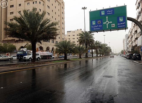 موجة غبار وأمطار تجتاح المدينة المنورة.. و "المدني" يحذر