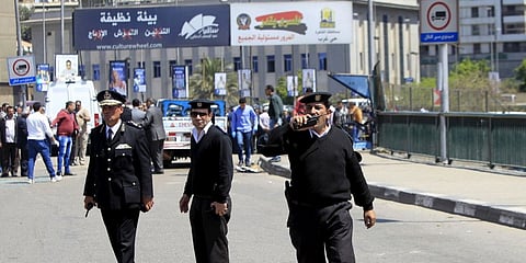 مصر.. شرطي يقتل رجلاً ويصيب اثنين بسبب كوب شاي
