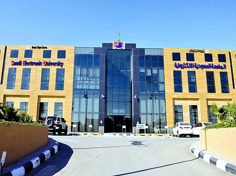 طلاب الأحساء يتفاجؤون باعتذار الجامعة الإلكترونية عن إتمام دراسة تخصصاتهم