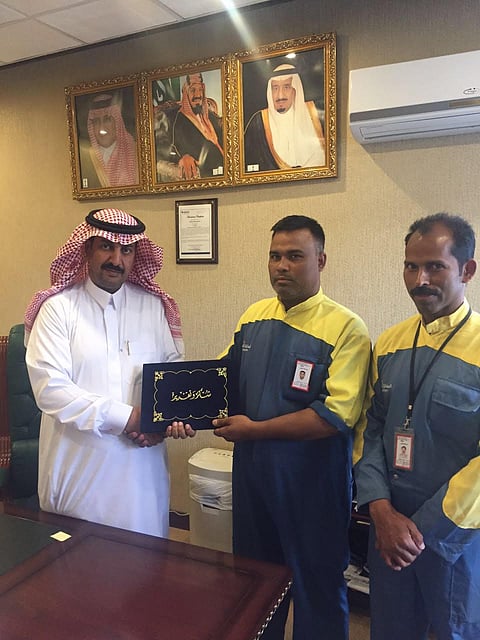 مدير مطار الطائف يكرم مشرف نظافة الصالات