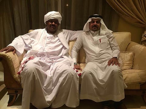 رجل أعمال سوداني يحتفي بطبيب سعودي بعد علاجه لأحد المرضى