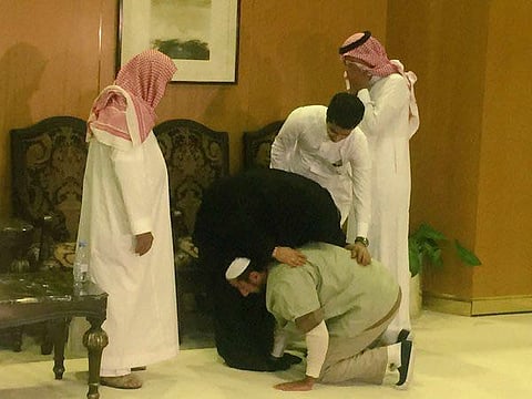أسر 9 يمنيين مُفرج عنهم يشكرون الملك وولي عهده على تسهيلات استقبالهم بالرياض