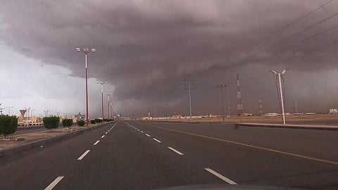 شاهد.. ماذا فعلت "السحابة السوداء" في الخرمة