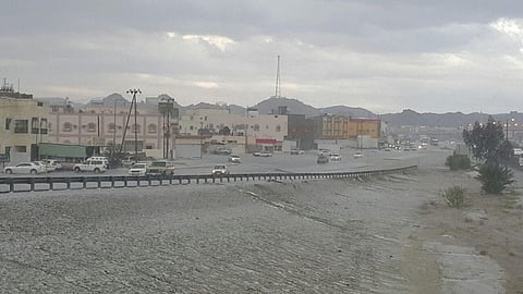 بالصور والفيديو.. "بردية" وسيول جارفة تضربان شمال الطائف