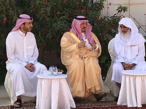 شاهد.. أمير الرياض يقدم تعازيه لأسرة "العثيمين"