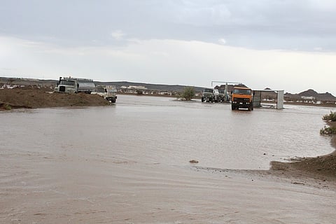 بالصور.. هطول أمطار غزيرة وجريان الأودية جنوب تربة