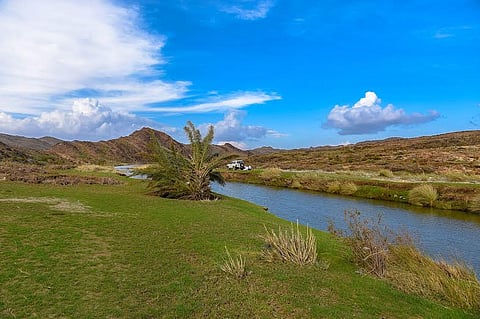 بالصور .. وادي ترجس بتنومة يجذب المتنزهين
