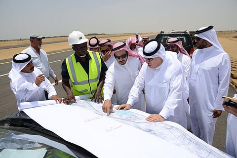 شاهد .. وزير النقل يقف على أضرار السيول في طرق جازان ويوجِّه بمعالجة فورية