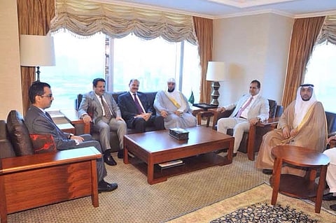 شاهد.. إمام الحرم المكي "المعيقلي" في زيارة لقنصلية السعودية بهونج كونج