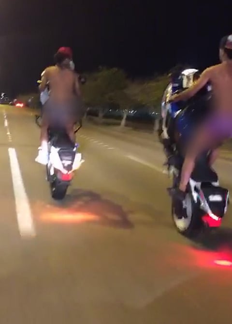 شاهد.. شبان "شبه عراة" يتجولون بدراجات نارية في الدمام