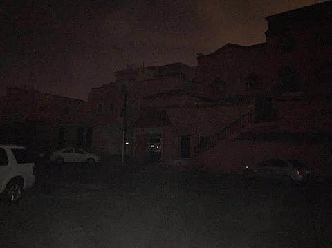 سكان حي الجامعيين بخميس مشيط يعانون انقطاع التيار الكهربائي باستمرار