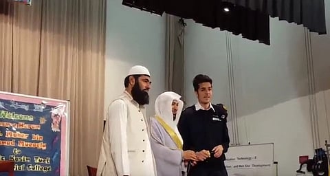 فيديو مؤثر.. طالب بهونج كونج يقلّد صوت إمام الحرم ثم يعانقه باكياً