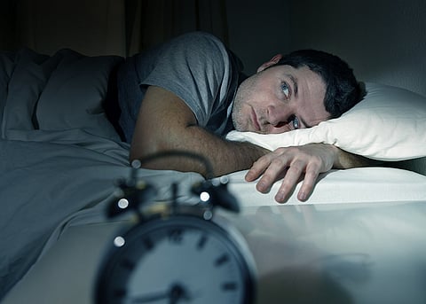 لماذا لا ينعم الإنسان بنومٍ هانئ إذا غيّر مكان نومه؟