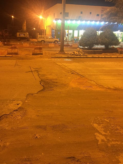 في بقعاء.. حفريات في شارع رئيسي تلحق أضراراً بالمركبات