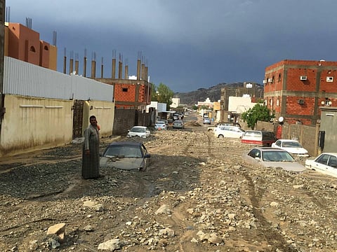 شاهد.. أمطار مكة تجرف وتغمر مركبات الحسينية بالطين