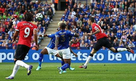 مانشستر يؤجِّل أفراح ليستر.. وليفربول يسقط بثلاثية