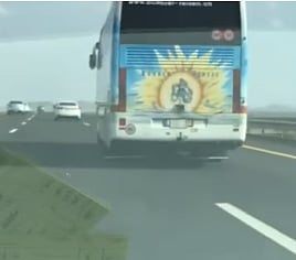 شاهد.. مواطناً يوثق سير الحافلات بسرعات تفوق المحدد نظامياً على طريق الهجرة