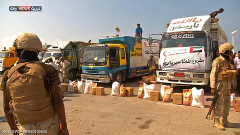 بعد تحريرها من "القاعدة".. الإمارات تدشن جسراً جوياً إغاثياً إلى المكلا