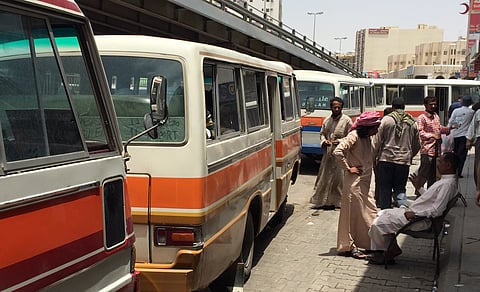 بالصور.. باصات "خط البلدة".. فوضى الـ "٣٠٠ ريال" تجذب السعوديين رغم النظرة الاجتماعية ومخالفات المرور