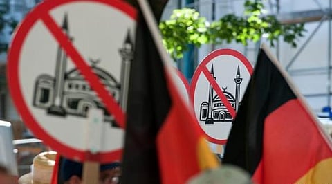 زكية بلخيري.. فتاة تواجه مظاهرة ضد الإسلام بـ "سيلفي"